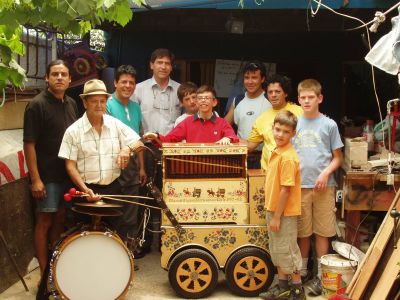 También, se proyectará Organilleros (1996, 26 minutos), un viaje nostálgico por las calles y el tiempo del Santiago antiguo.